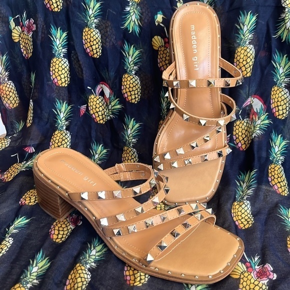 Brand New Madden Girl Roamm Block Heeled Dress Sandals Tan w/ Silver Tone Studs - Picture 14 of 14